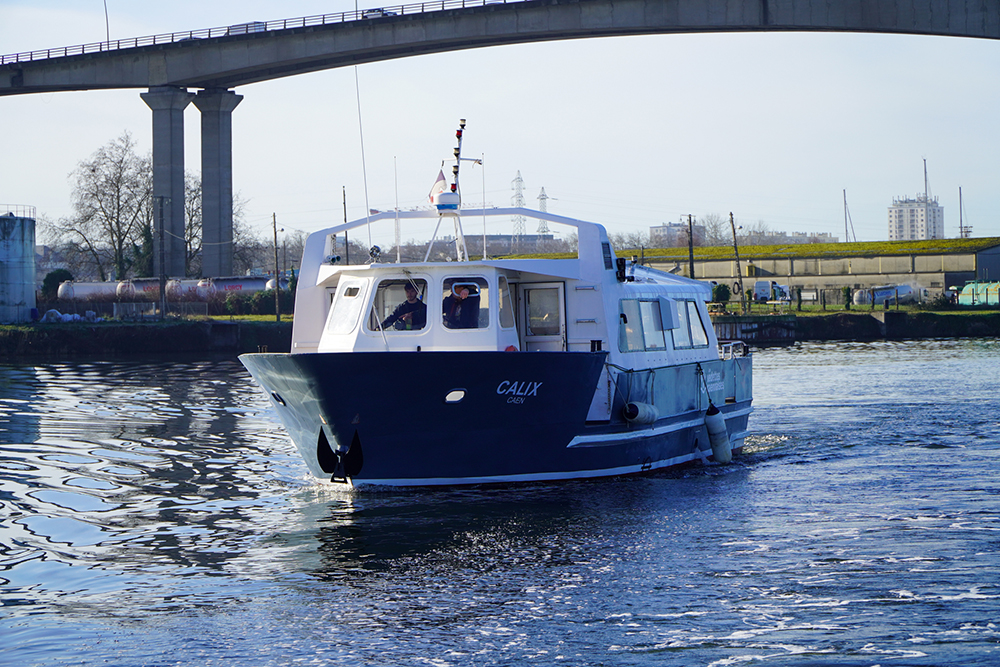 Le Calix des Vedettes Caennaises naviguant sur le canal, photographie du site du prestataire.