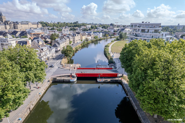Vue de Caen et du pont rouge de la Fonderie depuis le canal, photo fournie par le partenaire, crédit Éric Destable.